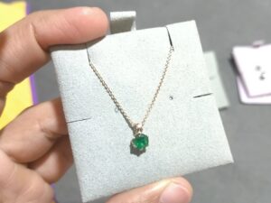 Cadena con esmeralda natural en pendiente y cadena de plata de ley 925.