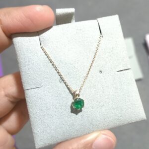 Cadena con esmeralda natural en pendiente y cadena de plata de ley 925.