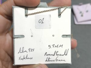 juego de esmeraldas aretes y cadena.